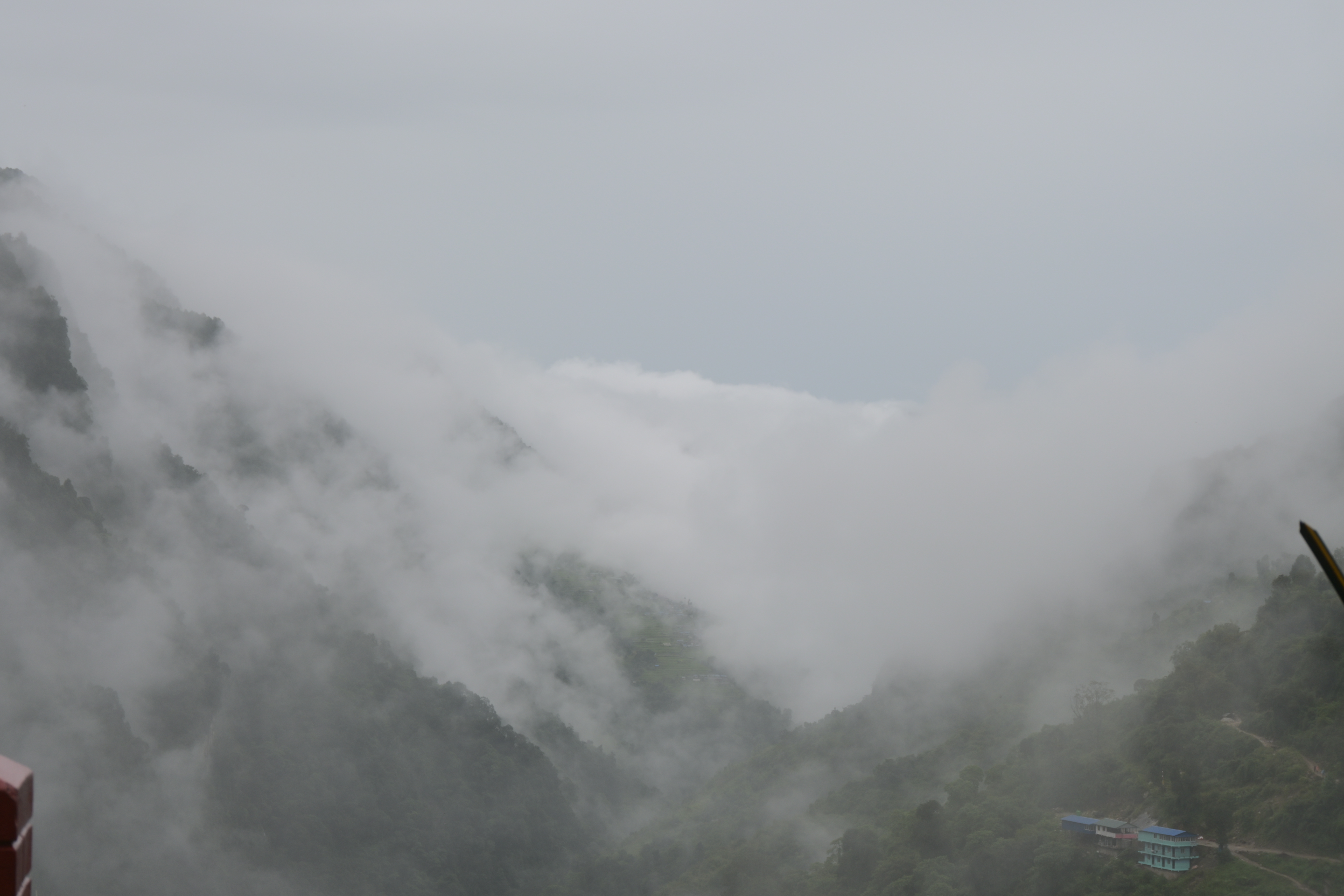 雨中云雾缭绕的群山