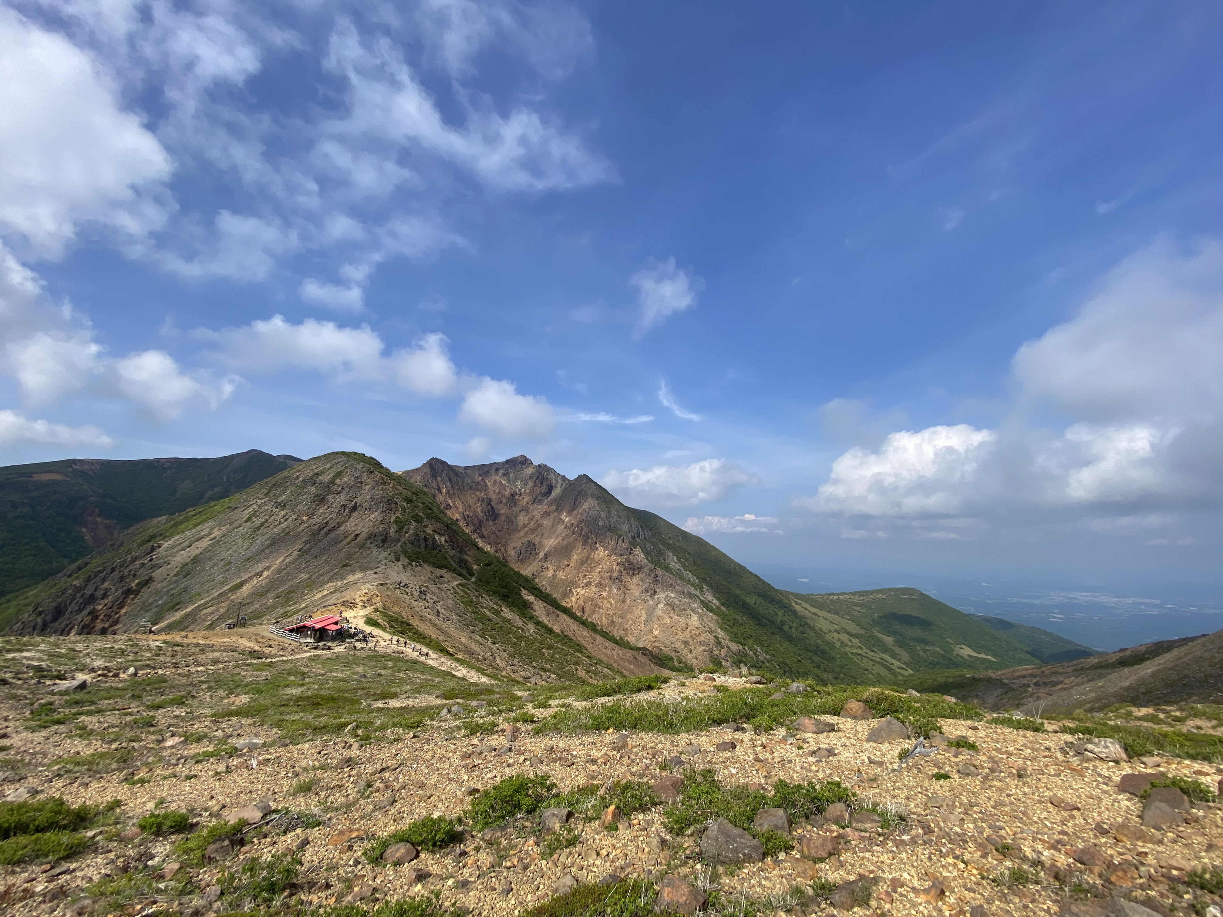 从茶臼岳俯瞰小屋和周围的群山